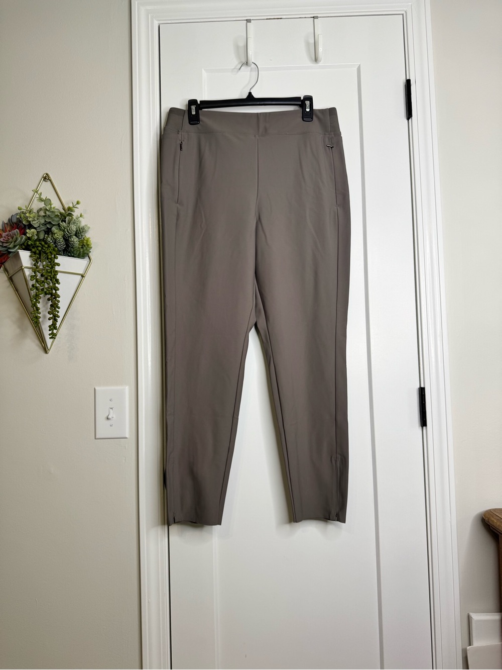 Athleta Taupe Gray Stellar Legging